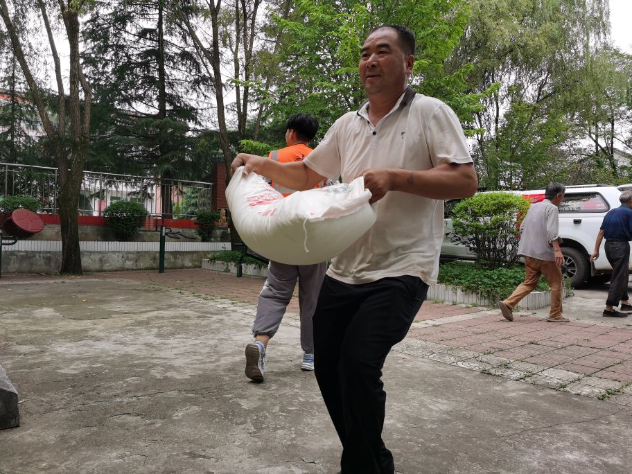 陕西国宏鼎盛建设有限公司援助洛南县保安镇眉底村开展生产自救