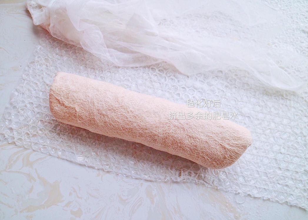 翻出收快递的泡沫纸，我家妞多了一顶可爱的帽子