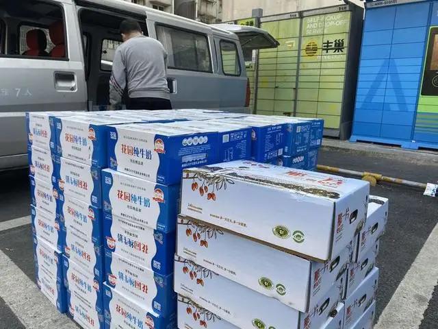 团过1.3吨鸡蛋、3吨大米还买空蹄膀店,杭州这个小区群太火爆!大牌都抢着入群