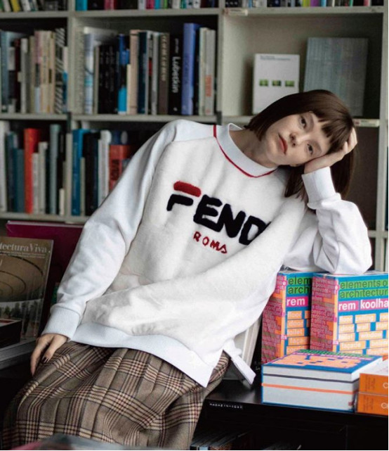 毛衣宽松慵懒风配复古色牛仔裤,复古深蓝牛仔裤灰色毛衣