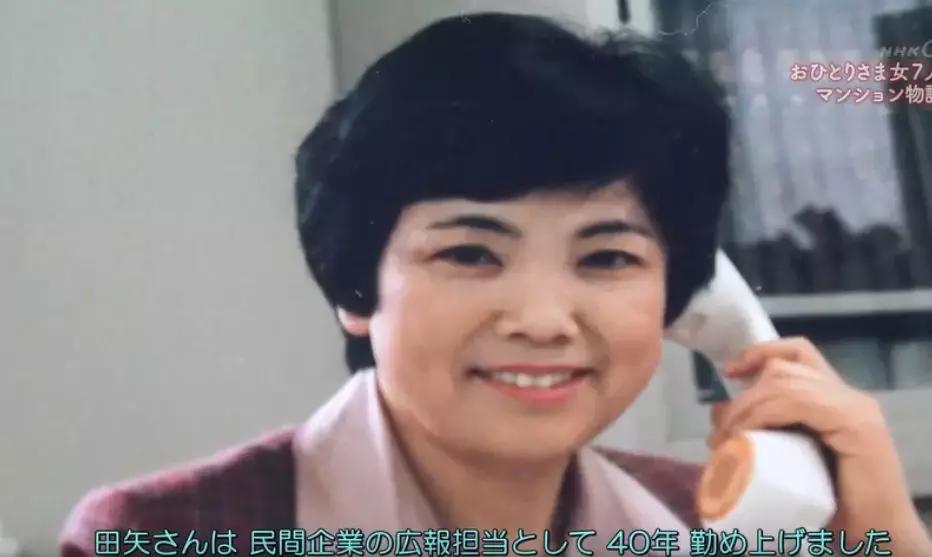 一辈子没结婚，7个单身女人买房同居10年，80岁了还染发.......