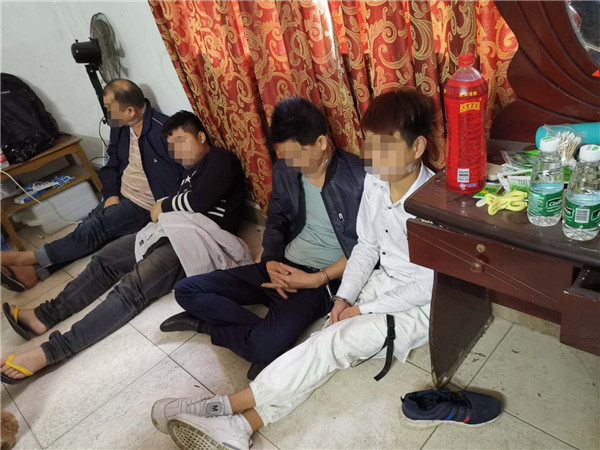 用勾兑酒冒充“免税”高档洋酒8人落网广东*江阳**警方打掉一制售假高档洋酒犯罪团伙缴获假洋酒近800瓶