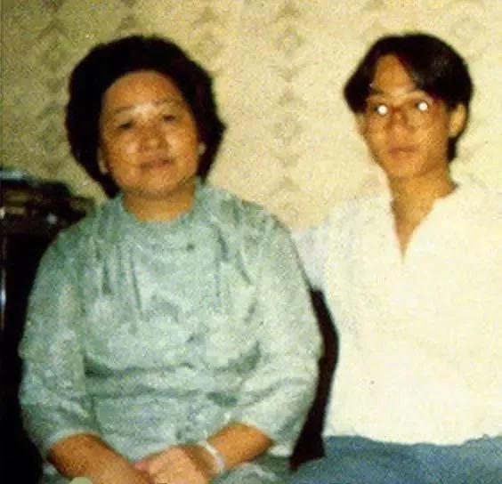 不服不行!黄家驹一开嗓,曼德拉潸然泪下,李嘉诚花重金买断版权