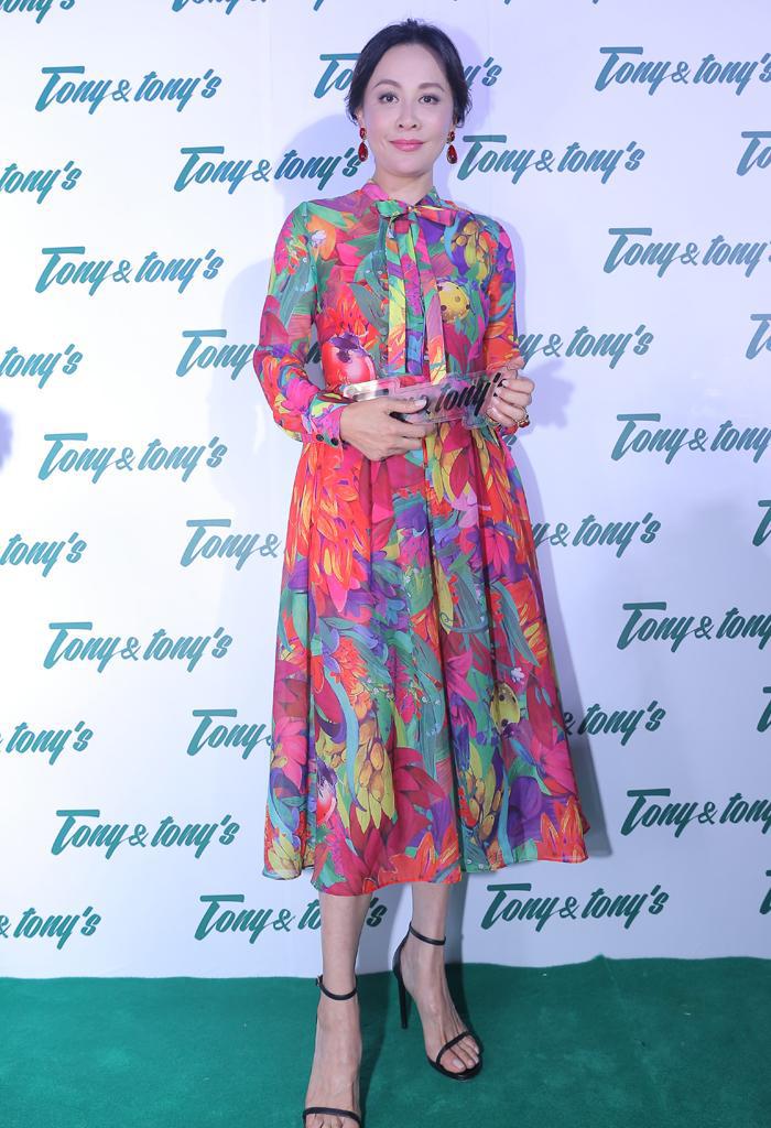 刘嘉玲晒美照印花裙子配香槟,刘嘉玲蝴蝶结图片大全