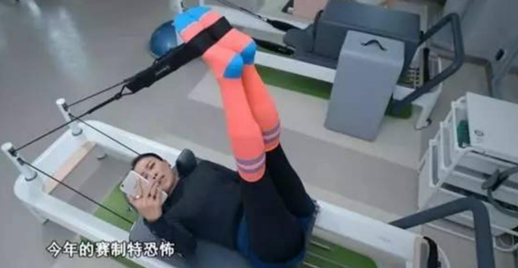 周冬雨身穿清新的薄荷色挂脖礼服,周冬雨巴黎时装周露腰撞色造型