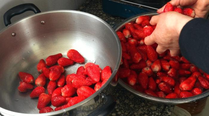 想吃草莓酱可以自己做,自己在家吃草莓酱