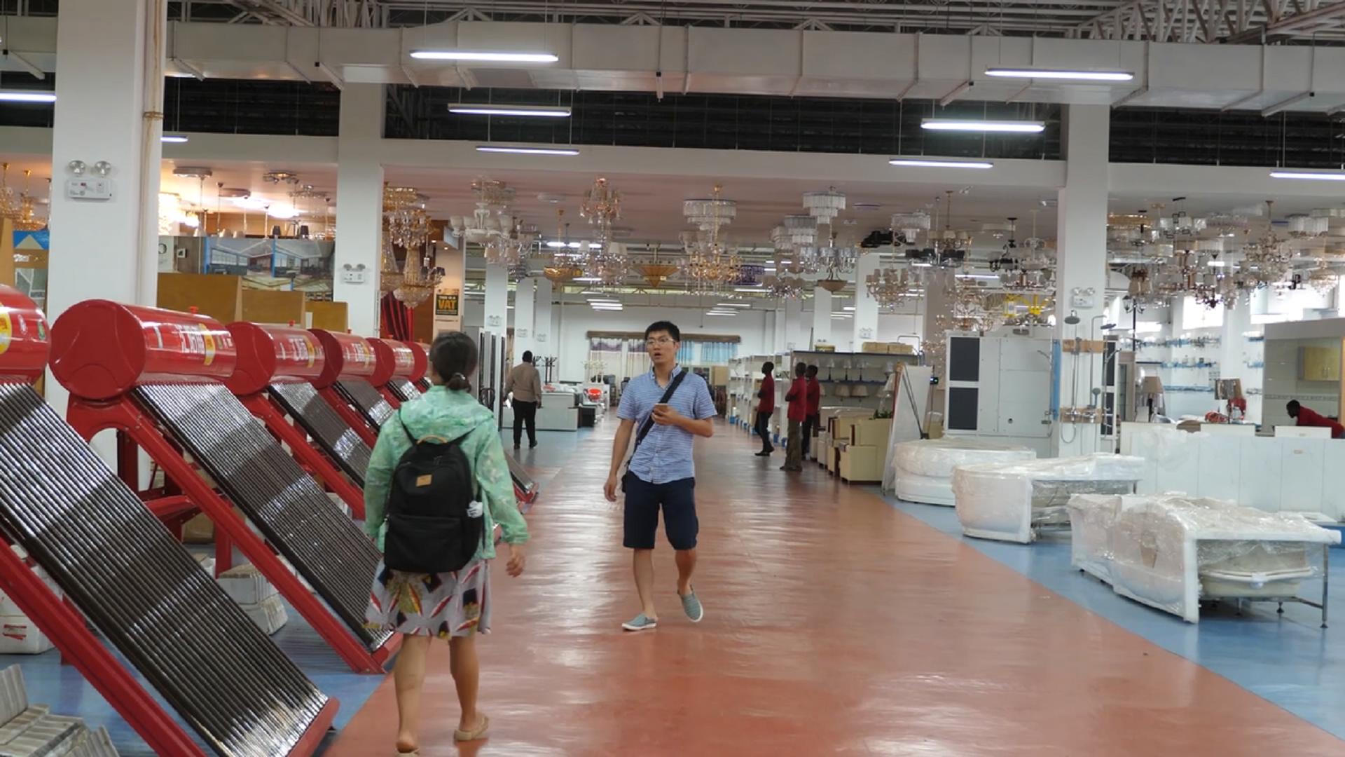 转转中国人在非洲的建材市场，全国规模最大，一张床2400块算便宜