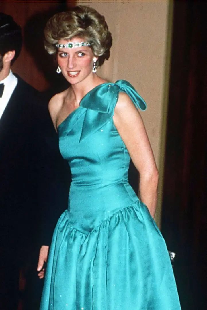 戴妃经典款戒指,戴妃蓝宝石珠宝