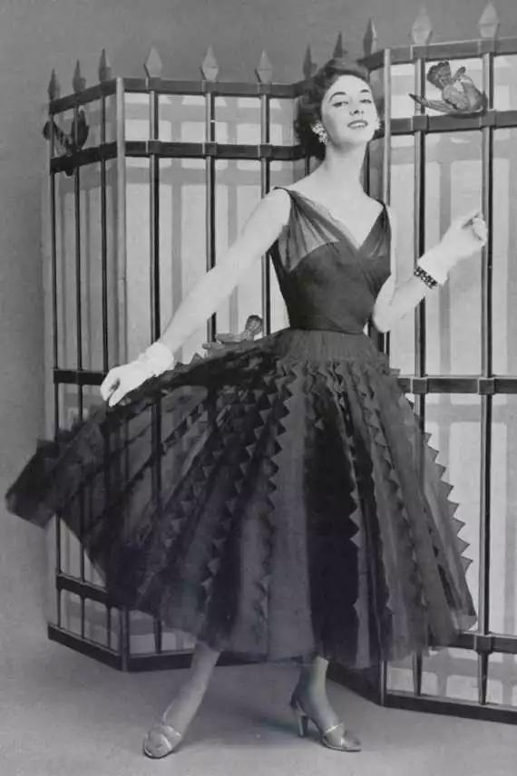 这位香奈儿的死对头，迪奥先生齐名，打造出最原汁原味的法式优雅