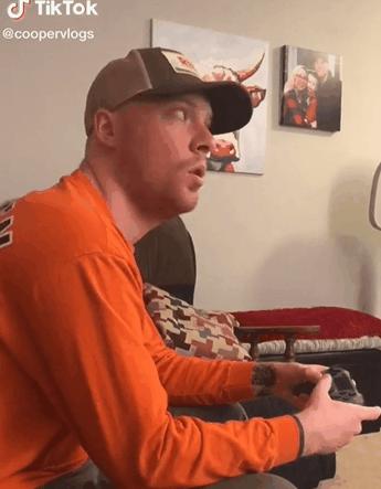 澶栧浗浜哄湪鐢锋湅鍙嬮潰鍓嶇殑鍙规皵,鐩樼偣琚洿鐢锋皵鍒版姄鐙傜殑鐬棿