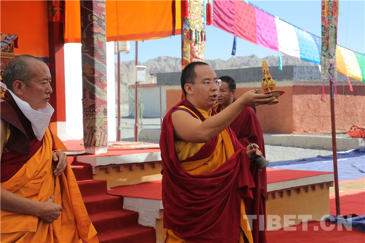 十一世班禅在托林寺为信教群众举行长寿灌顶法会