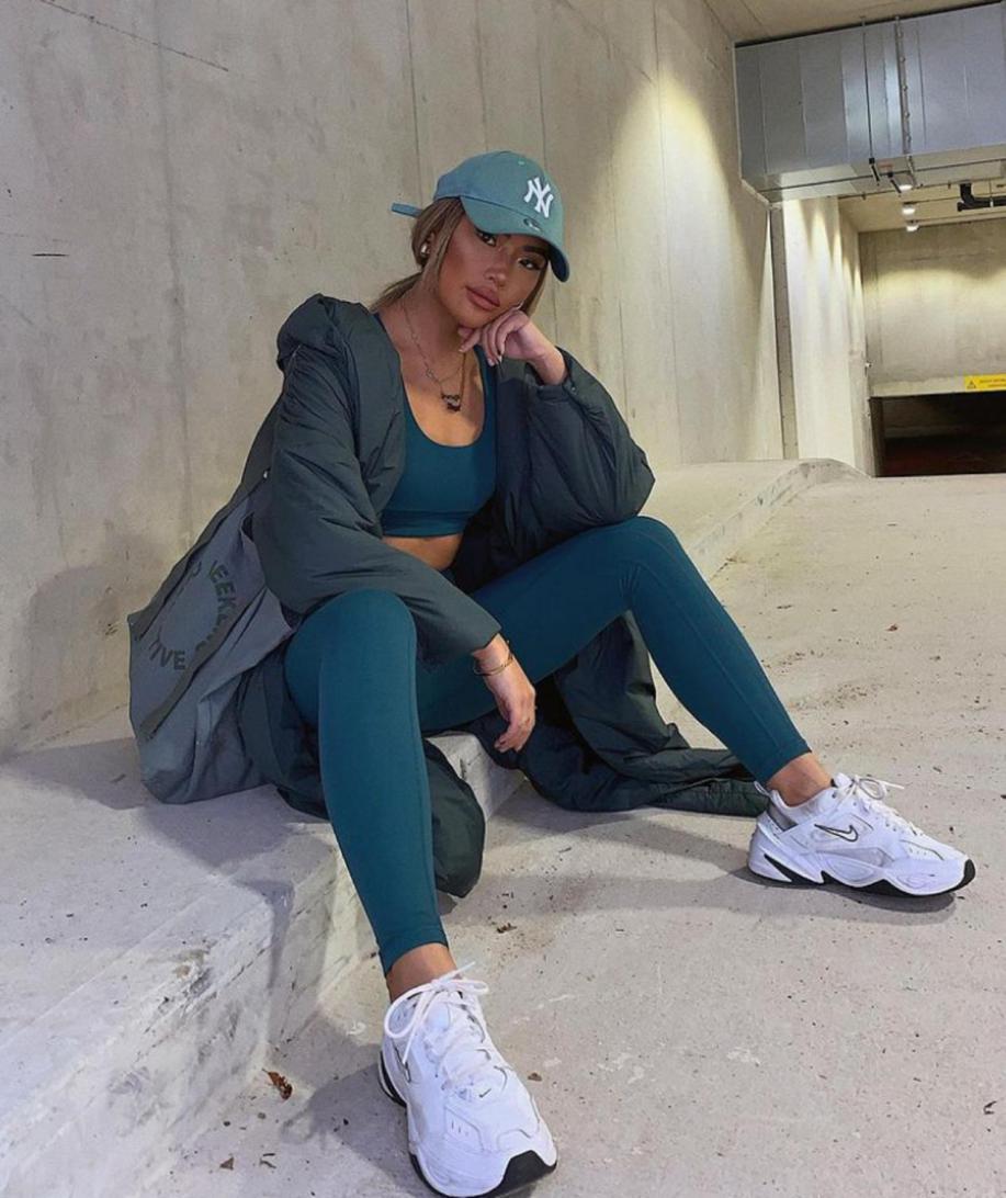 今年流行这样的鲨鱼裤舒适不紧绷 (最近爆火的鲨鱼裤这样穿更时髦)