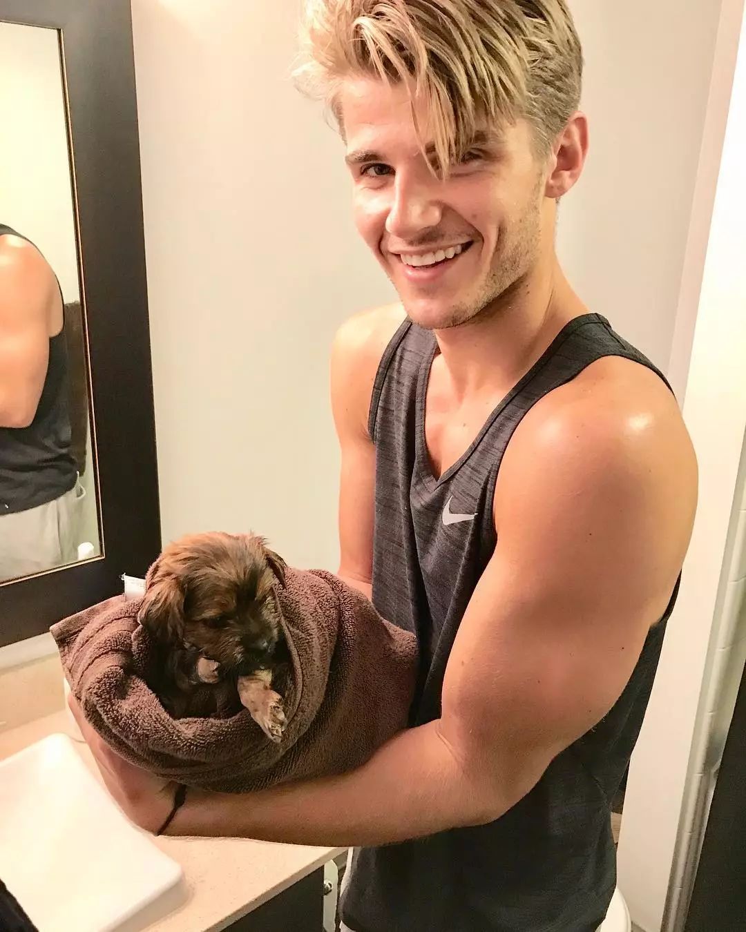 被嘲笑路人长相的搞笑网红TwanKuyper，成为Versace男模