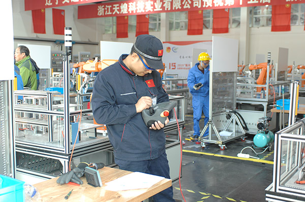 中铁宝桥集团特级技师王英锋:我是真的热爱电气维修,就像爱到骨子里渗到血液里的那种