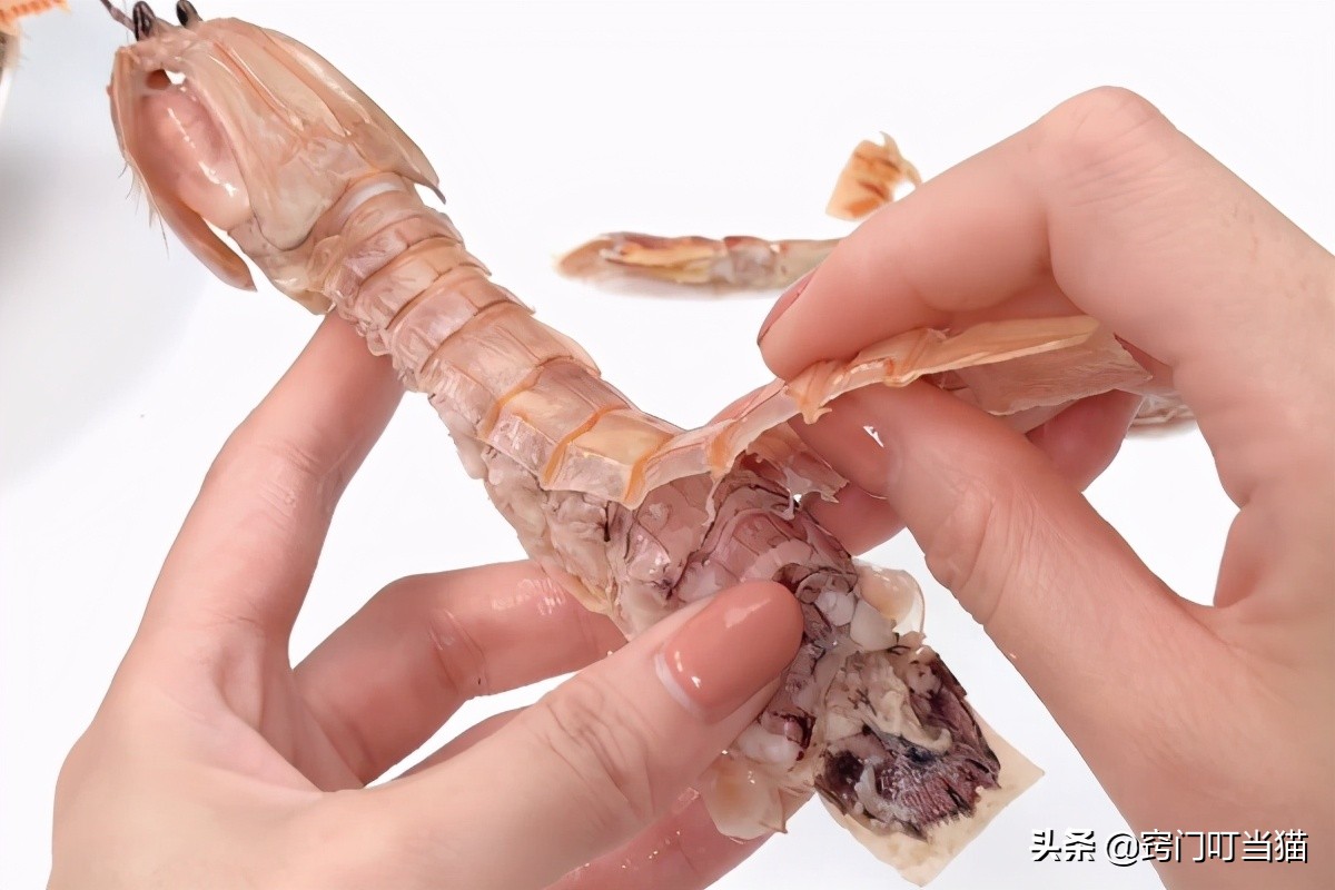 原来皮皮虾剥壳有诀窍，一剪一撕，不扎手不扎嘴，3秒剥好一个
