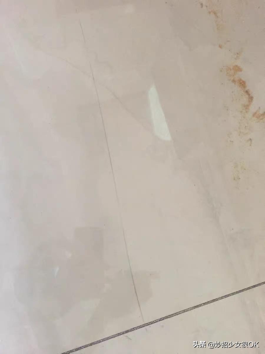 地砖上被尖锐划了一道划痕怎么修,地砖划痕最好的处理方法装修必看
