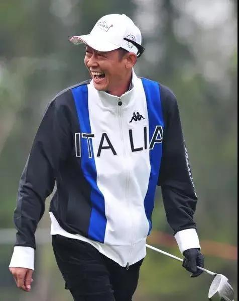 香港黄日华王杰县城捞金，央视郎永淳卖货：赚钱养家就是最大体面