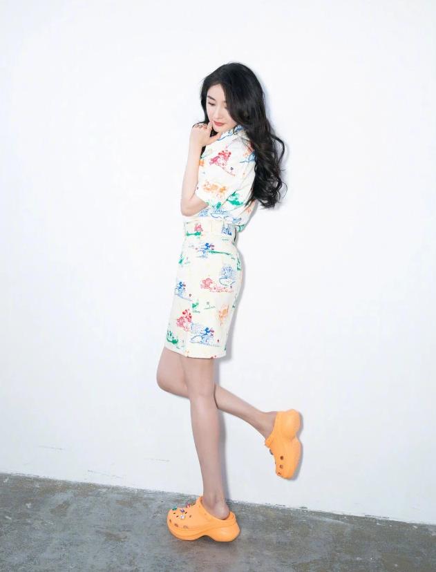 杨幂的腿到底有多绝,杨幂的腿依旧细到令人发指