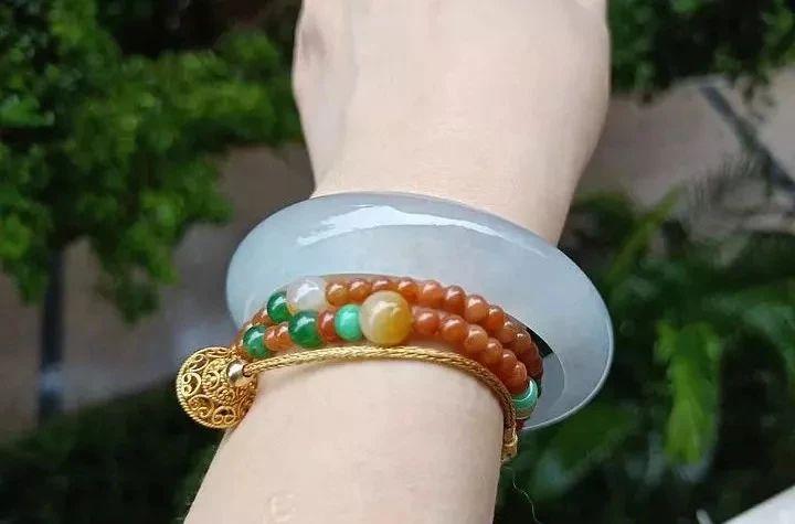 玉镯款式太单调？6种“叠搭法”不怕你撞衫就怕你太时髦