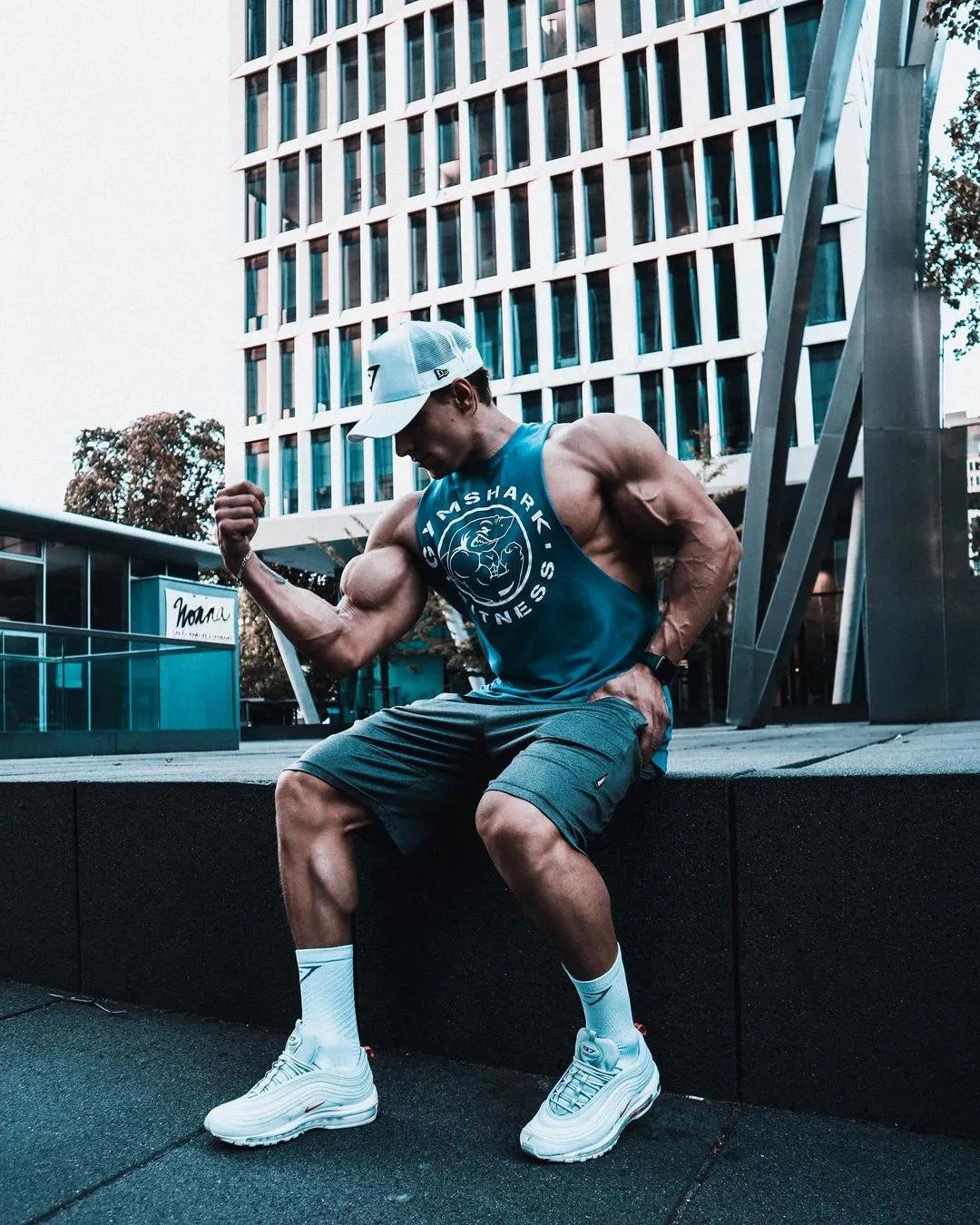 90后奶爸搞怪哄娃,肌肉奶爸带娃路人反应