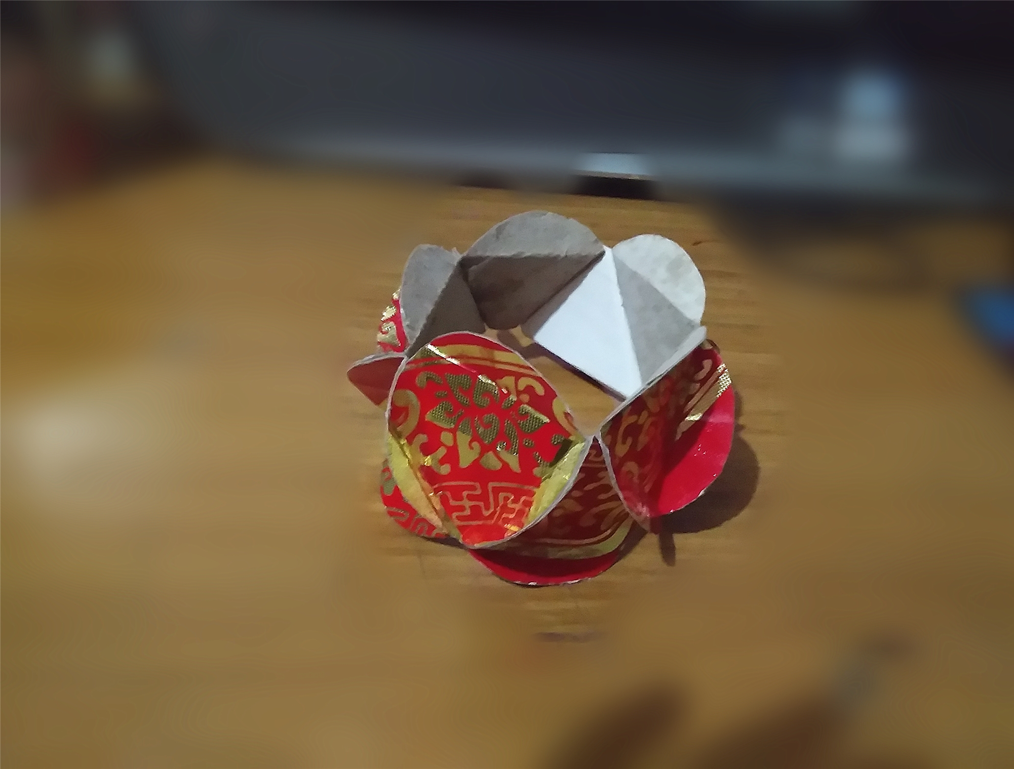 用挂历纸怎么做灯笼,手工制作简单漂亮灯笼挂历纸