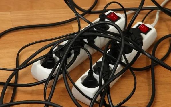 拔插头的时候为什么会有“火花”？