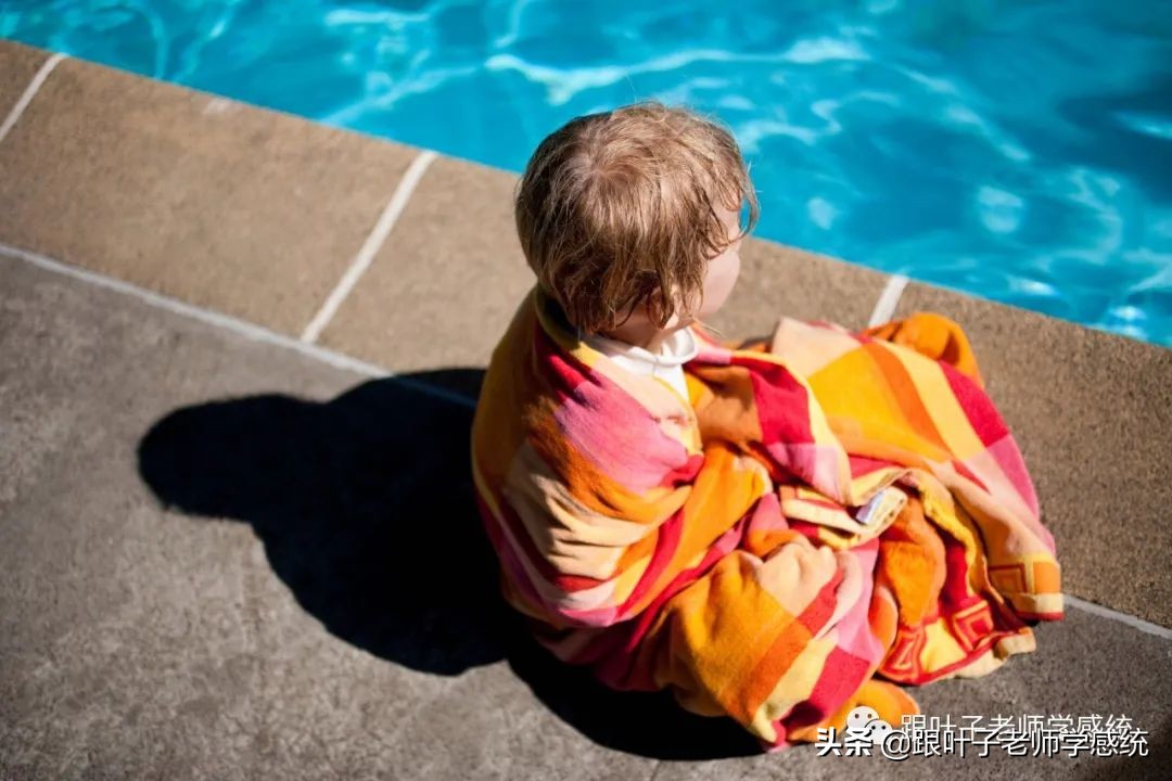 4岁小孩喜欢咬衣服啃指甲,4岁小孩喜欢咬手指甲怎么回事