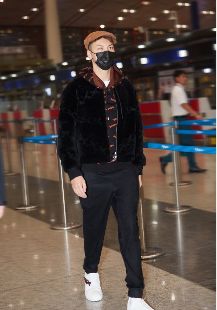 陈伟霆穿的束脚裤,陈伟霆黑裤子白鞋