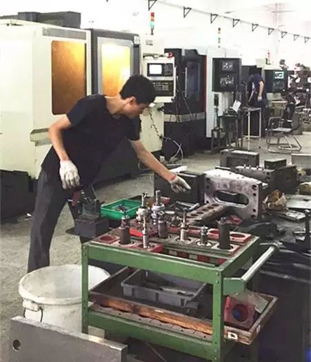 东莞市锐峰塑胶有限公司|以质量求生存以技术求发展