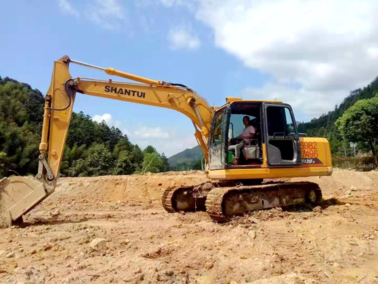 一门手艺带给他命运转折,一台挖机铺就了致富路