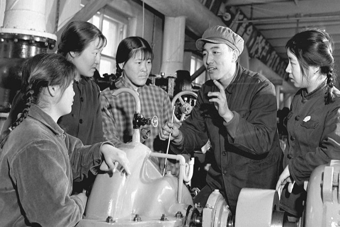 1980年，沈阳妇女将偷来的金砖切3斤去银行换钱，结果如何？