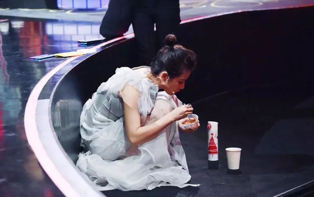 让我们回顾一下朱丹口误经典回顾,朱丹最近几次口误事件