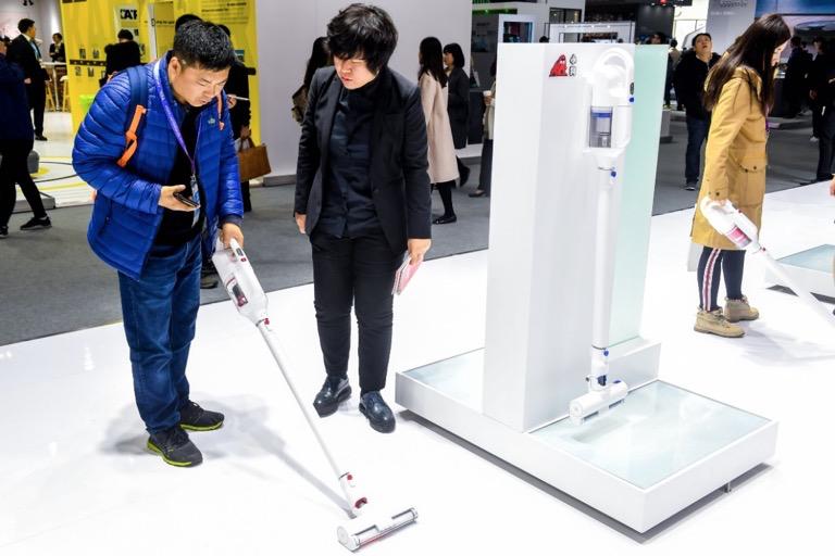 开启全能型清洁模式！小狗电器亮相AWE2019发布卧式吸尘器S9新品