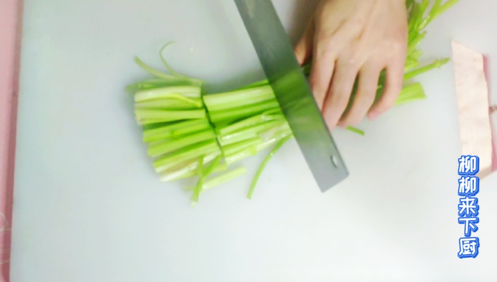 墨鱼干炒芹菜橙子,芹菜炒墨鱼干家常做法