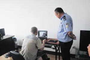 服刑人员入狱能继续交社保吗？家属能帮忙交吗？