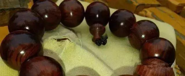 海黄手串盘着出现了黑点,海黄手串盘成黑球