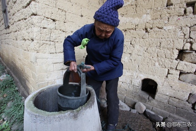农村过去水井里,为什么总要养几条小鱼,挑水时候先看看鱼再挑?