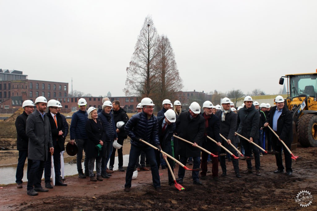 砖墙、烟囱与老旧的机器，遮不住河岸的水波光亮