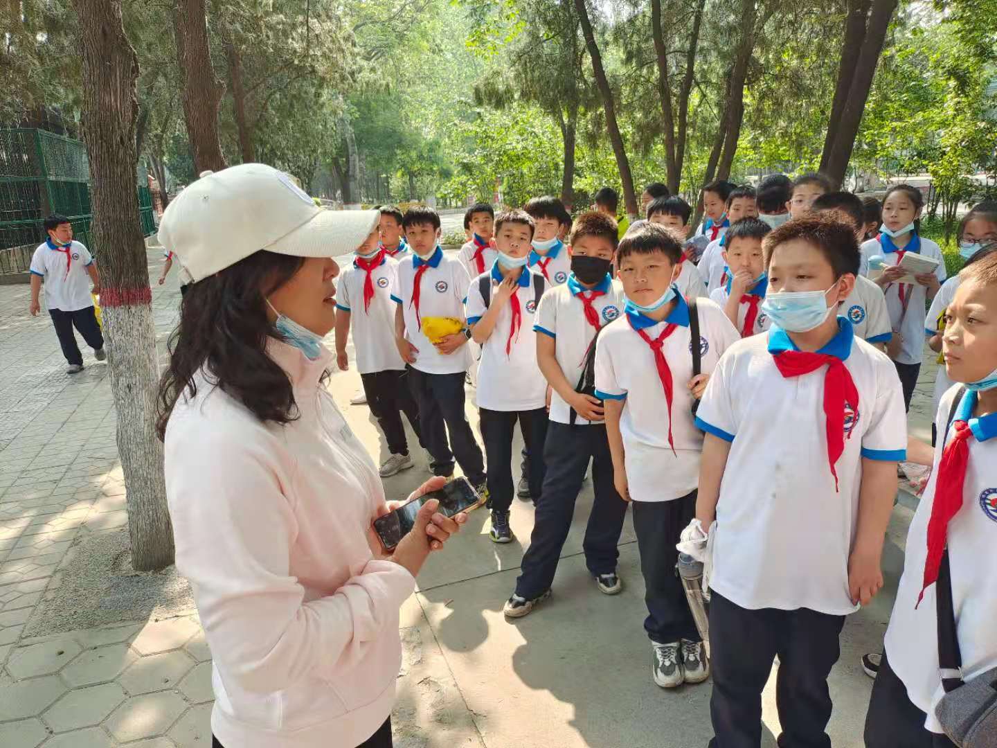 河北保定：莲池区史庄街小学走进动物园开展社会实践活动