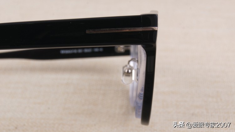 板材眼镜鼻托掉了怎么配,板材眼镜鼻托如何卸下来