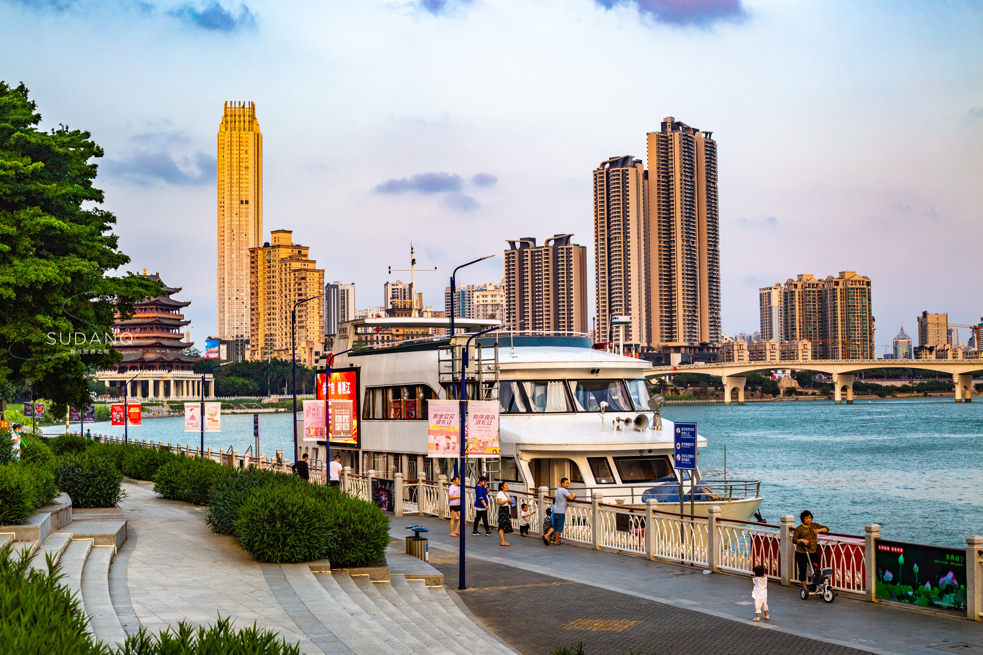 广西南宁夜景邕江大桥,南宁邕江夜游金惠号