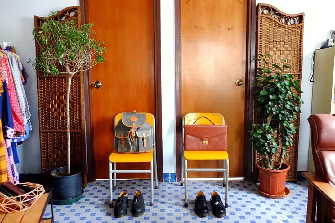 香港年轻人一辈子买不起房，把破出租屋改成复古小窝