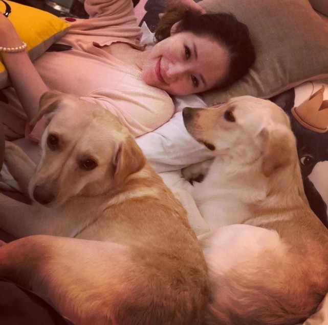 萧亚轩被狗咬左边脸还是右边脸,萧亚轩被狗咬后的恢复状态