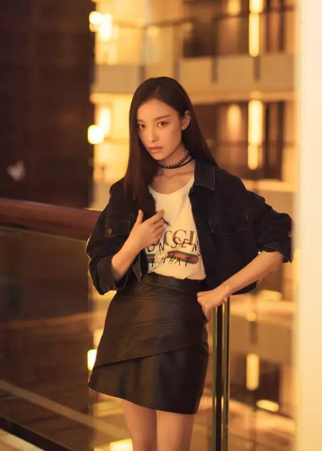 想要帅气又时髦皮裙是最好的选择,皮裙怎么穿更时髦