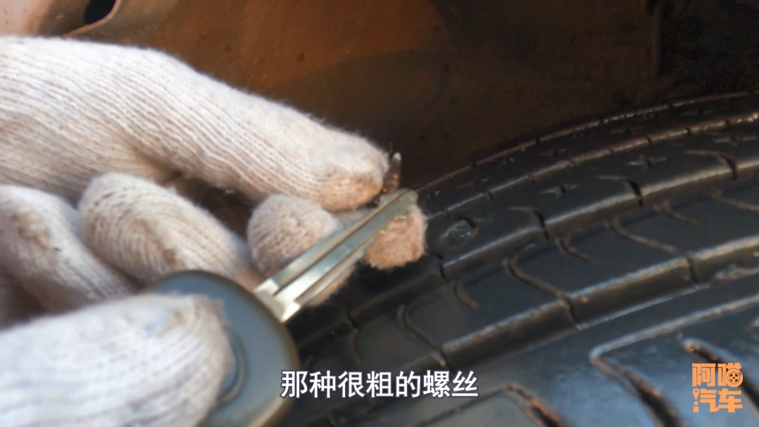 汽车轮胎扎钉子补胎哪种方法靠谱,车子轮胎被扎了没漏气还能再开不