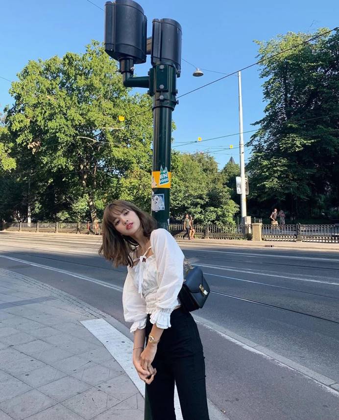 lisa穿搭牛仔裤,人间芭比lisa穿皮衣