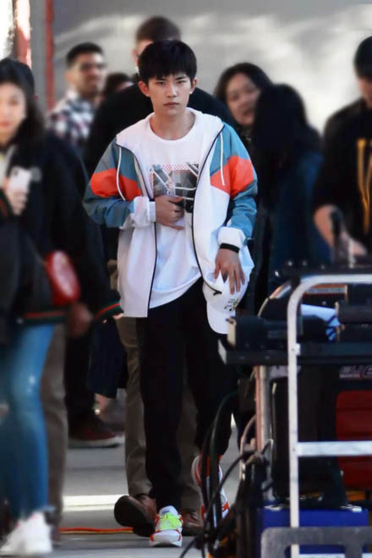 易烊千玺九号电动活动,易烊千玺现身机场穿清爽灰卫衣