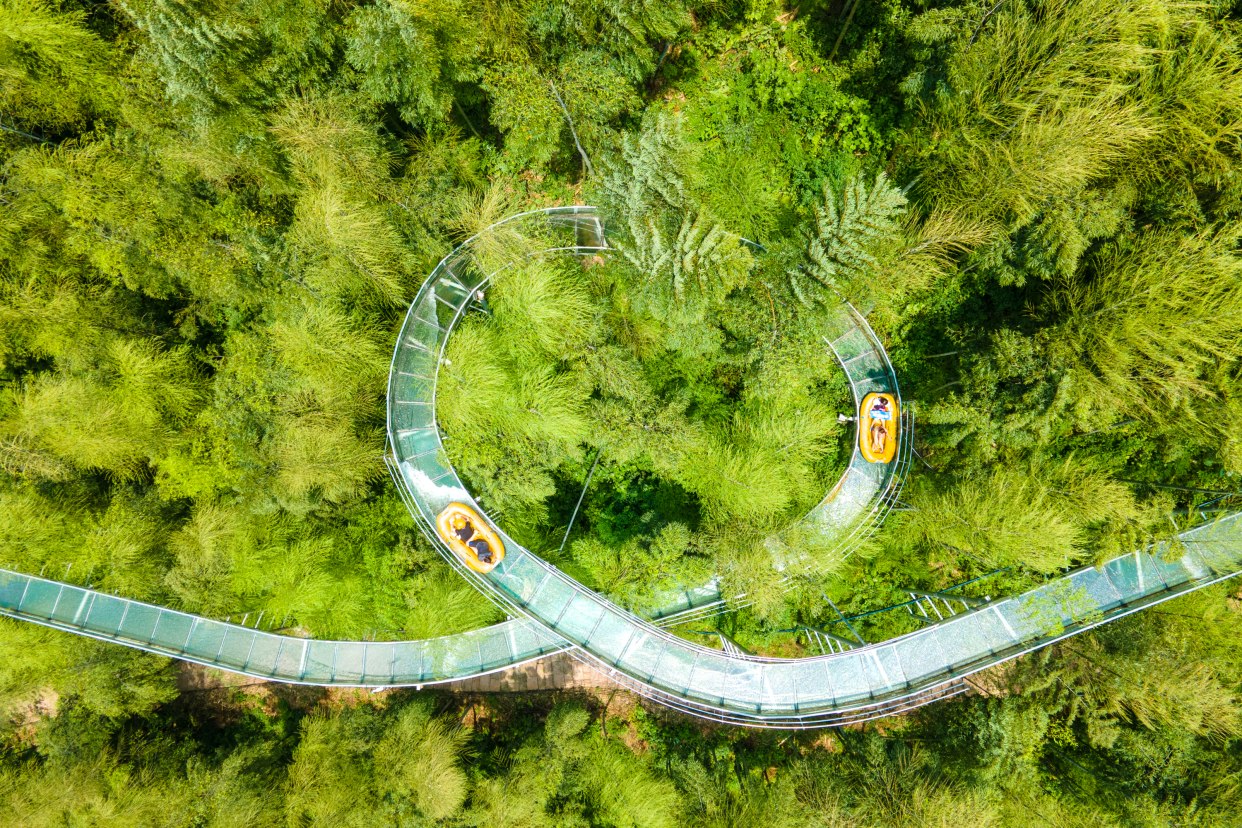 安吉刺激有趣的玻璃漂流，藏在万亩竹海中，堪比过山车般的体验