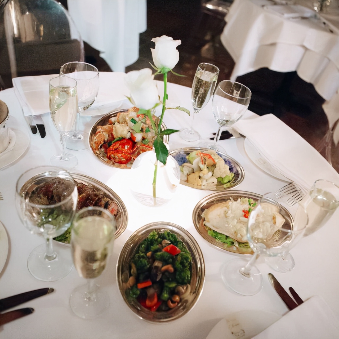 这个华人在美国被称作华人食神,80岁喜得子,老婆是美女还是硕士