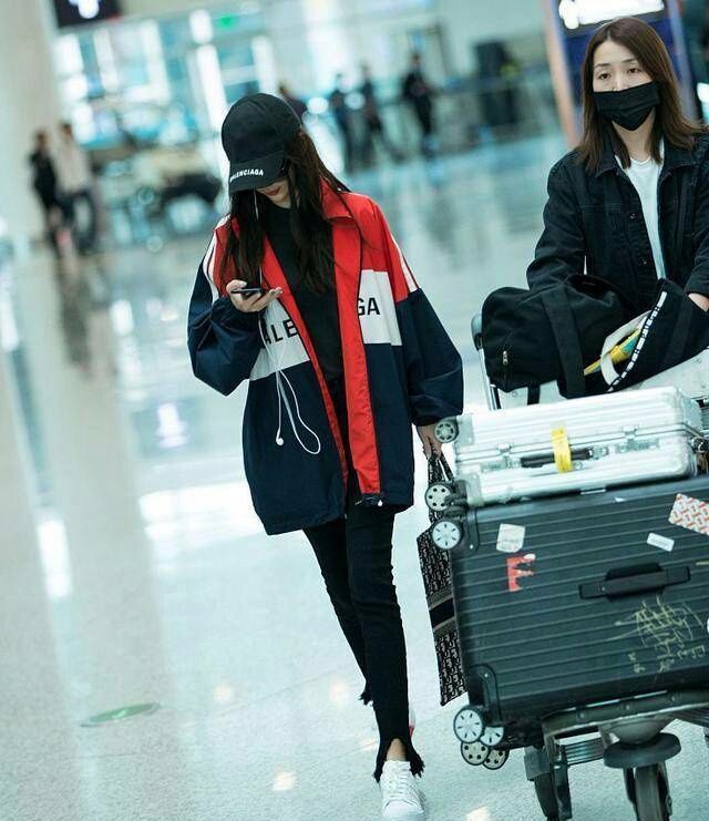 Baby这是碰到了什么造型师？这头发勒的好紧，看着就疼！